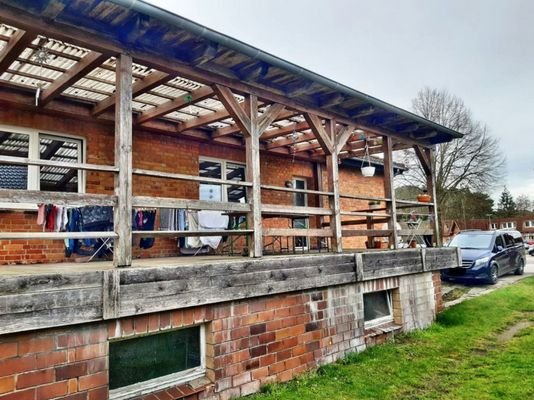 grosse-terrasse-uberdacht