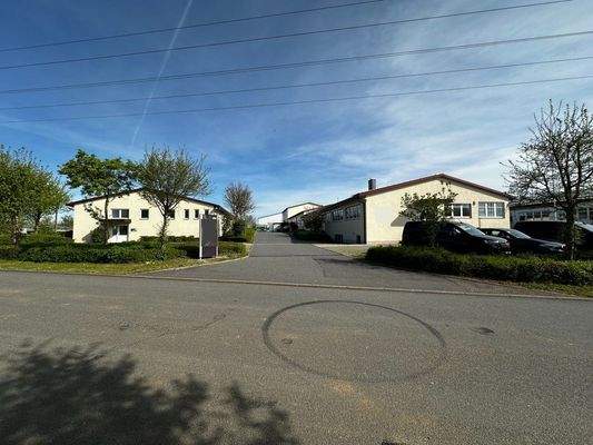 Zufahrt Strassenansicht Halle 1 und Halle 2