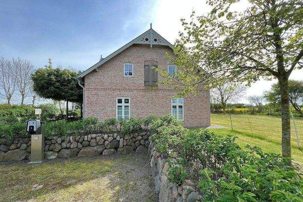 Außenansicht (Nord) - Stellplatz mit Wallbox