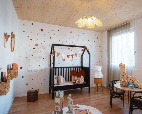 Kinderzimmer mit Spielzeug