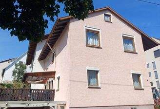 Hausansicht mit Terrasse