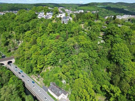 Über die 229 gut erreichbar