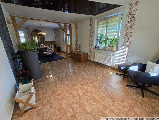Wohnzimmer im EG mit Zugang zum Garten