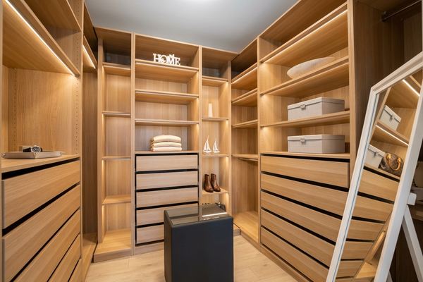 Begehbarer Kleiderschrank im Schlafzimmer