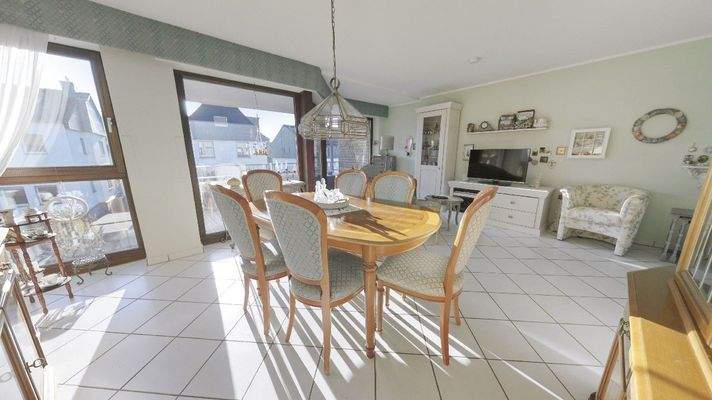 Heller Wohn- und Essbereich