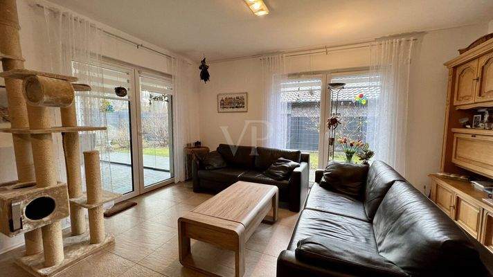 Wohnzimmer mit Übergang zum Wintergarten