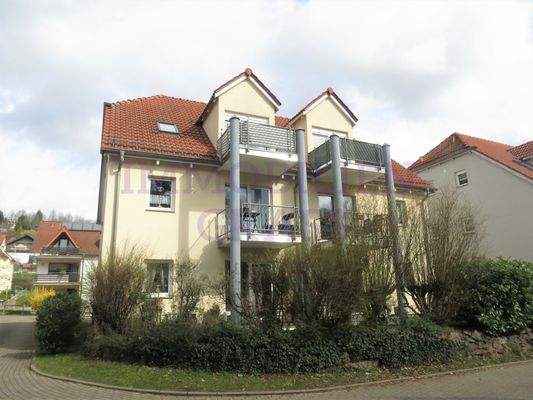 Rückansicht mit Terrasse im Erdgeschoss