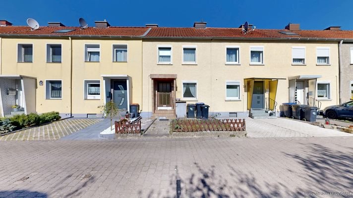 Hausansicht mit Vorgarten