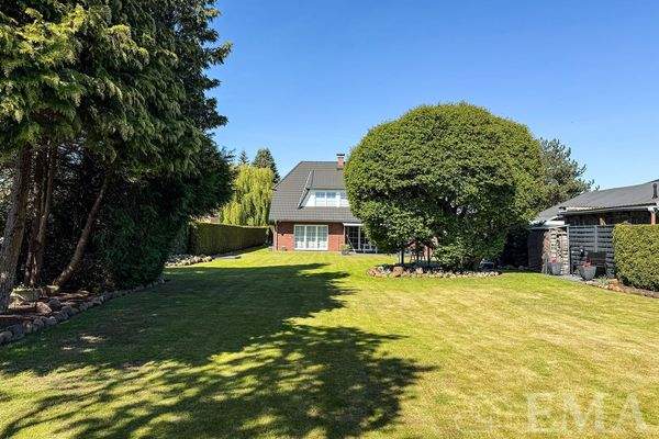 Blick vom Garten zum Haus