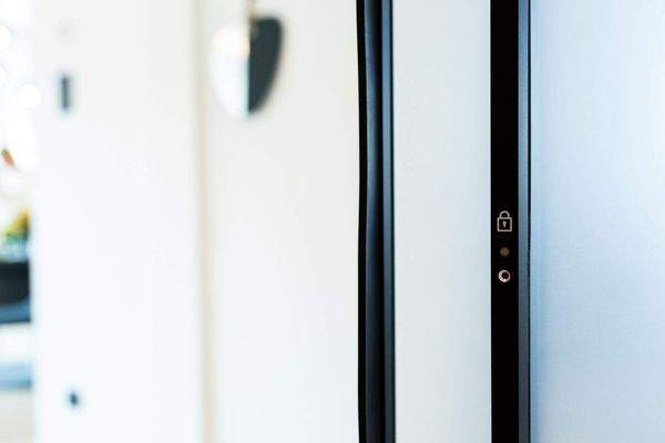 Glasschiebetür mit elektronischem Schloß.jpg