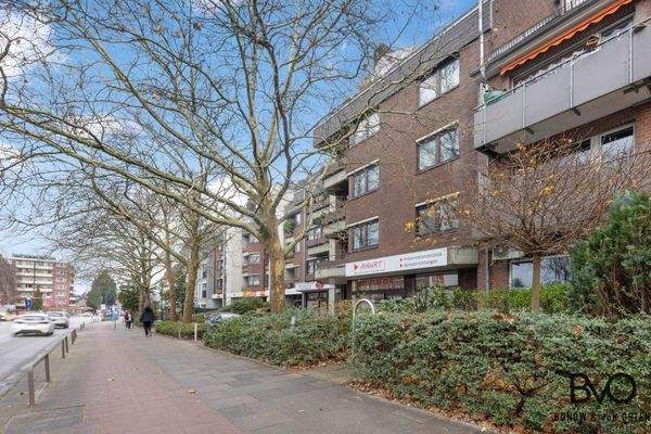 Moderne Wohnanlage mit Balkonen und viel Grün in der Nachbarschaft