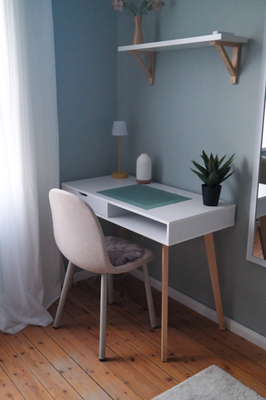 Zimmer 1 Schreibtisch.png