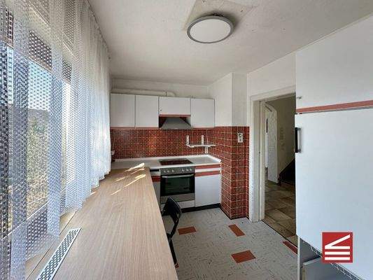 Blick aus dem Essbereich in die Küche