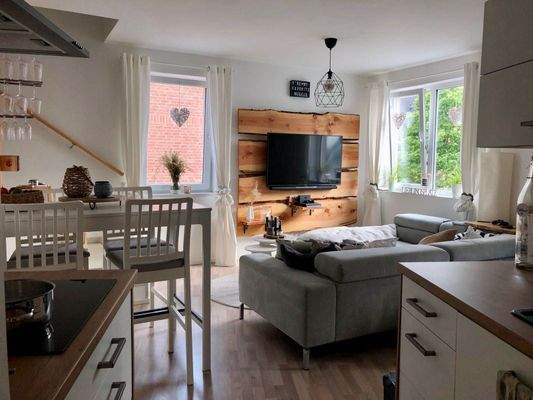 Blick aus der Küche in den Wohnbereich