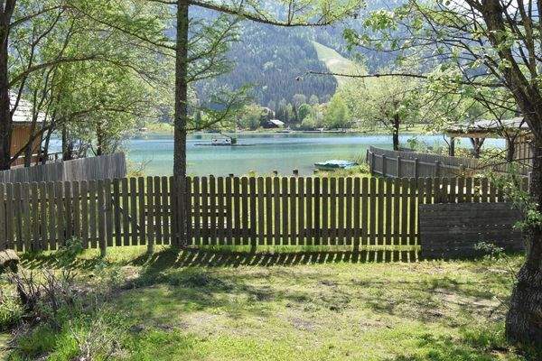 getrennt durch Holzzaun