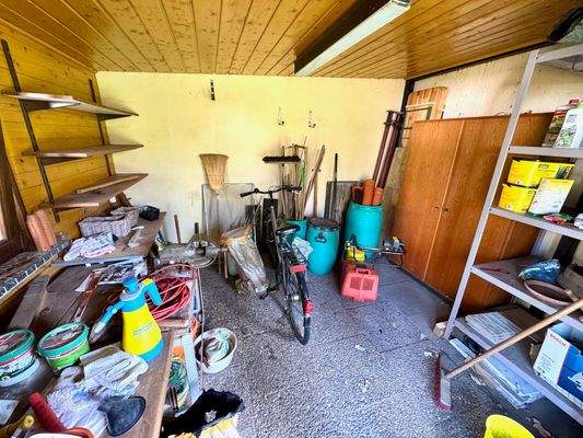 T20 Abstellraum hinter der Garage.jpg