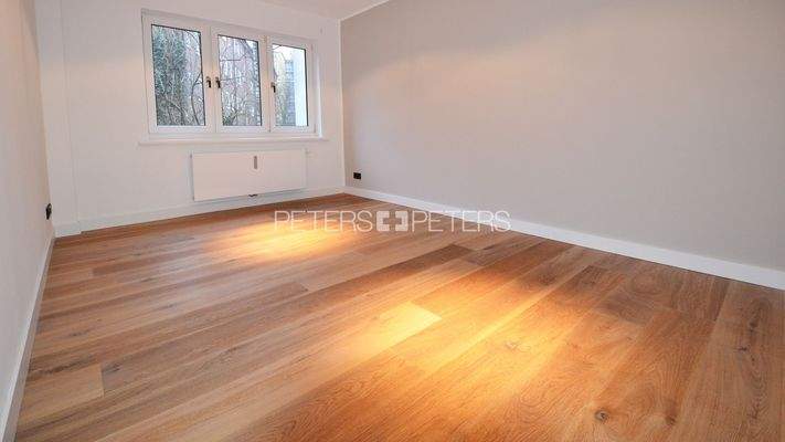 Foto einer baugleichen sanierten Wohnung im gleichen Gebäude__Schlafzimmer 1