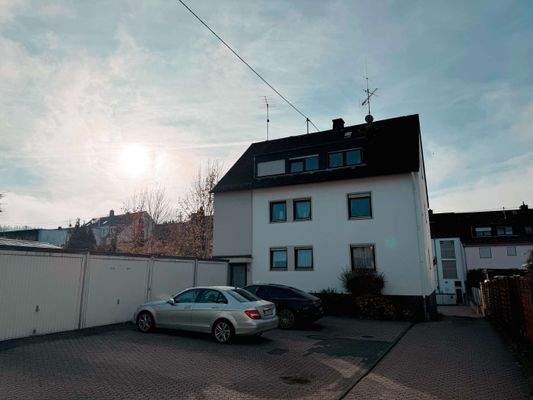 Hofansicht mit Garagen