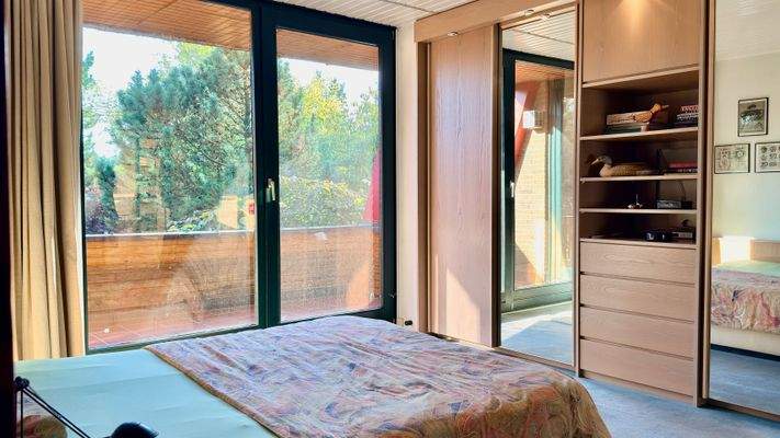 Schlafzimmer mit Balkon und Blick ins Grüne