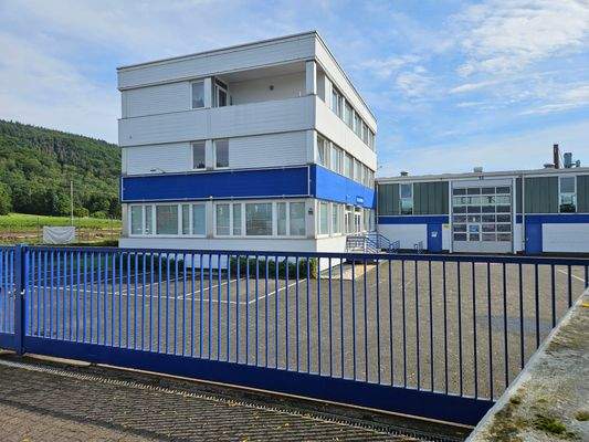 Zufahrt zum Gelände.jpg