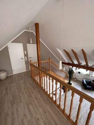 Blick auf separates Zimmer im Dach und Badezimmer2