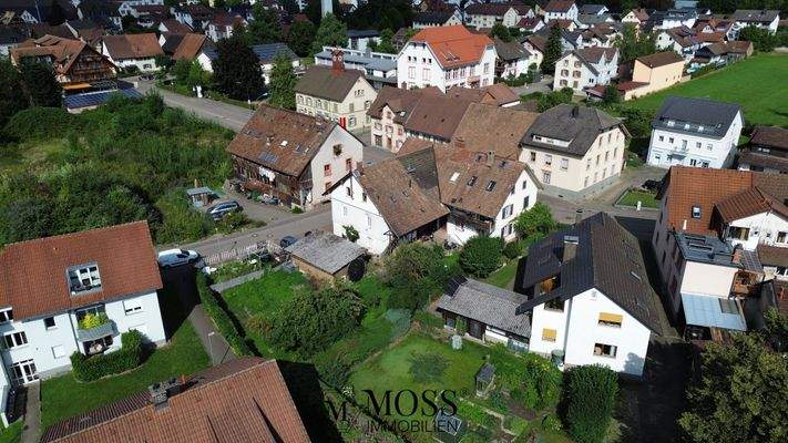 Eckhaus mit 878 m2 Grundstück