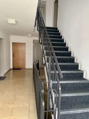 Treppenhaus mit Lift