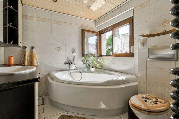 Tageslichtbad mit Eckbadewanne im EG