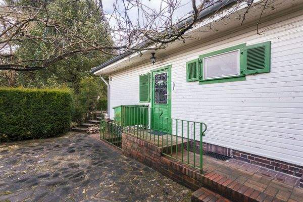 Seitenansicht mit Eingang