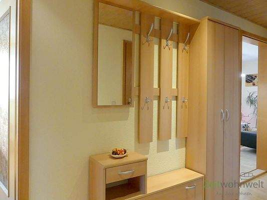 großer Flur mit Garderobe