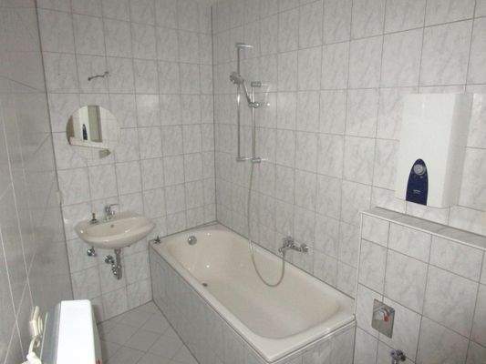 Tageslichtbad mit Wanne