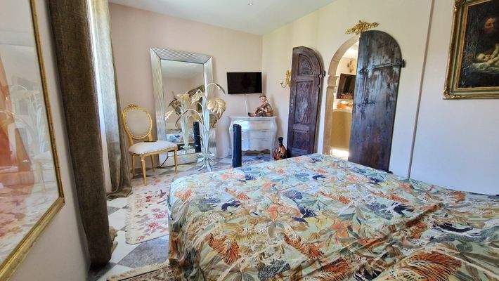 mit bezaubernder antiker Rundbogentür