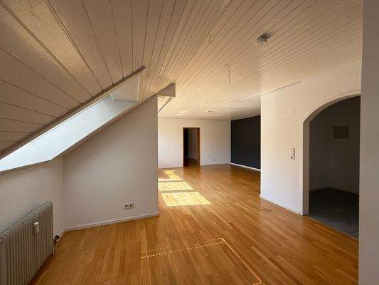 Essbereich mit Blick auf Wohnbereich