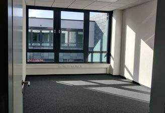 Büro zum Fenster hin