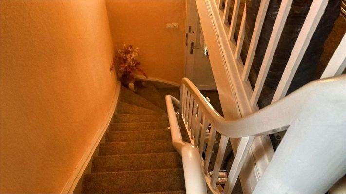 Treppenaufgang mit Lift