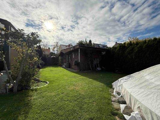 Nebengebäude + Garten