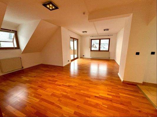 Wohnzimmer mit Balkonzugang