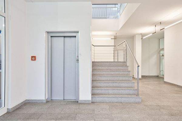 Treppenhaus samt Aufzug