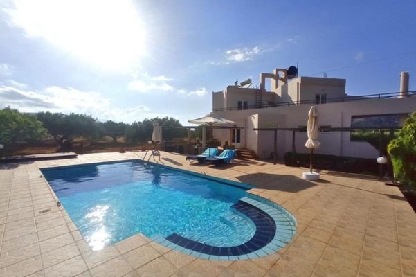 Kreta, Kavousi: Tolle Villa mit Pool, Meerblick und Olivenhain zu verkaufen