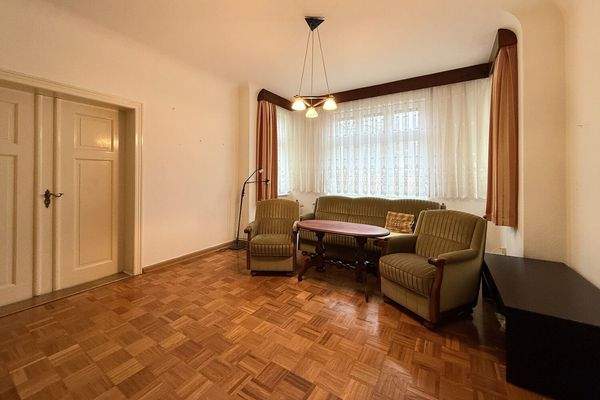 gemütliches Wohnzimmer mit Erker und Kamin (WE 1)