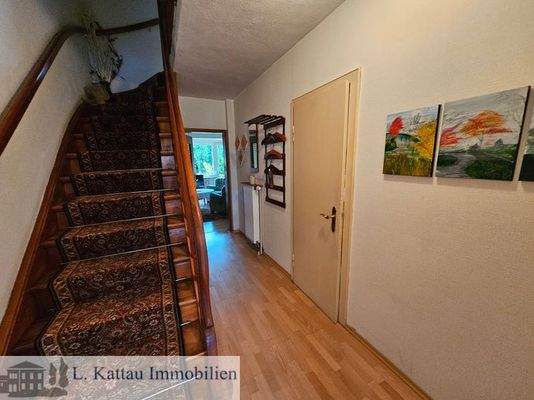 Flur mit Treppenaufgang 