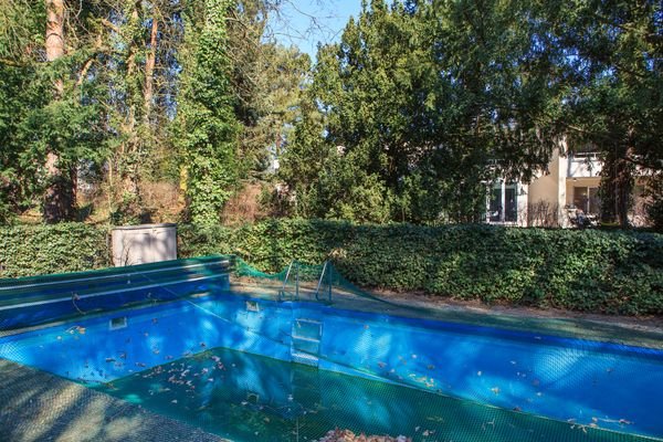 Schwimmbecken