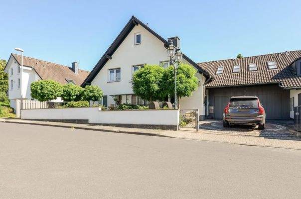 Front mit Garage