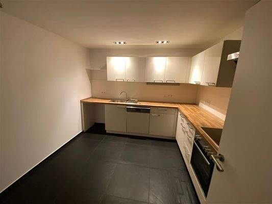 Blick in Küche innenliegend mit EBK