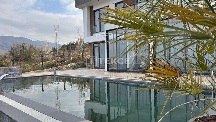Villa for Sale with Nature and Lake View in Sapanca Sakarya
