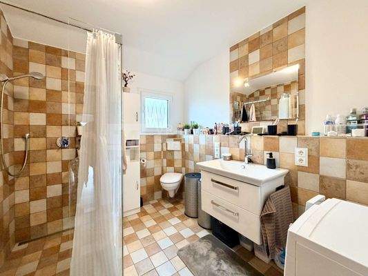 Badezimmer mit Blick auf die Dusche 