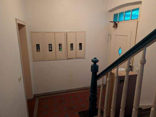 Treppenhaus und Haustür EG