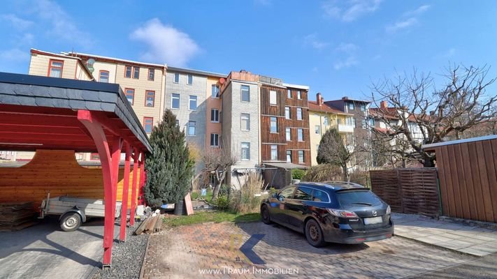 Eingang und PKW-Stellplatz