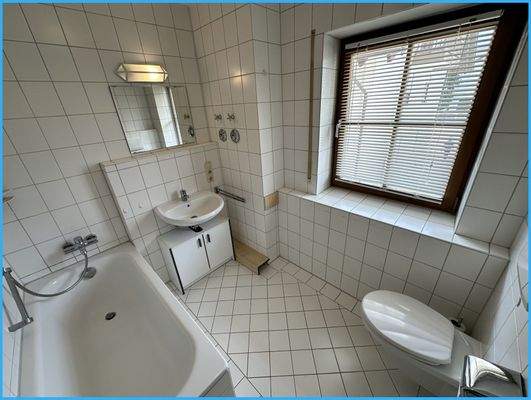 Bad mit Wanne und Tageslichtfenster