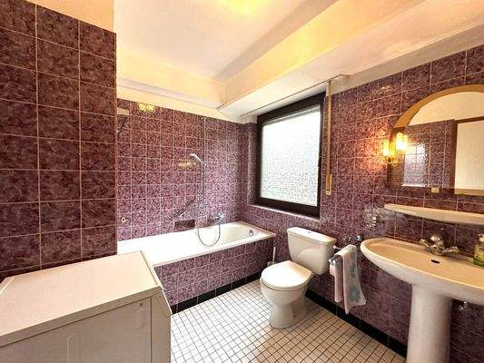 Das Wannenbad mit WC, HWB, Fenster …